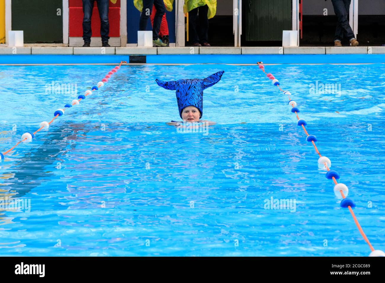 Teilnehmer der UK Cold Water Swimming Championships, Tooting Bec Lido, London, England, Großbritannien Stockfoto