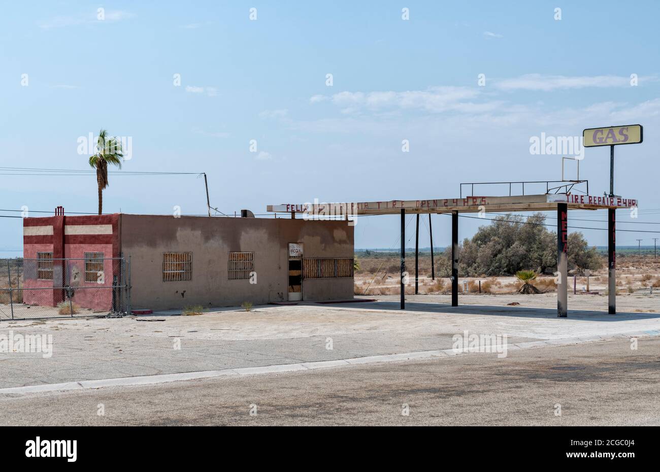 Eine verlassene Tankstelle mit Vintage-Schild in Salton Sea, Kalifornien, USA Stockfoto