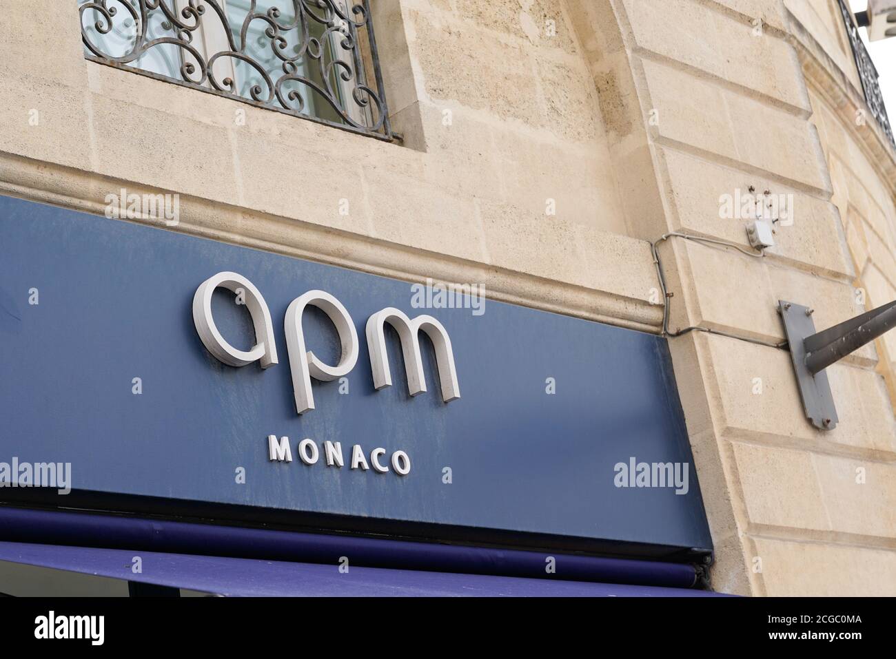 Bordeaux , Aquitaine / Frankreich - 09 01 2020 : APM Monaco Logo und Text Zeichen Vorderseite der Boutique Mode Schmuck Luxus Premium Shop Unternehmen Stockfoto
