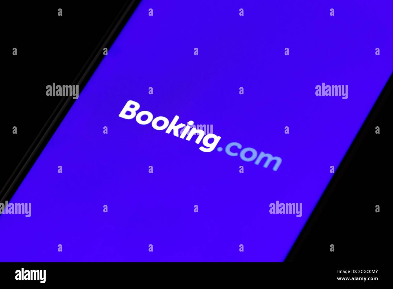 Booking.com Logo auf dem Smartphone angezeigt, Reise-und Hotelindustrie Krise durch Covid oder Coronavirus Pandemie, Umstrukturierung, mit Finger Stockfoto