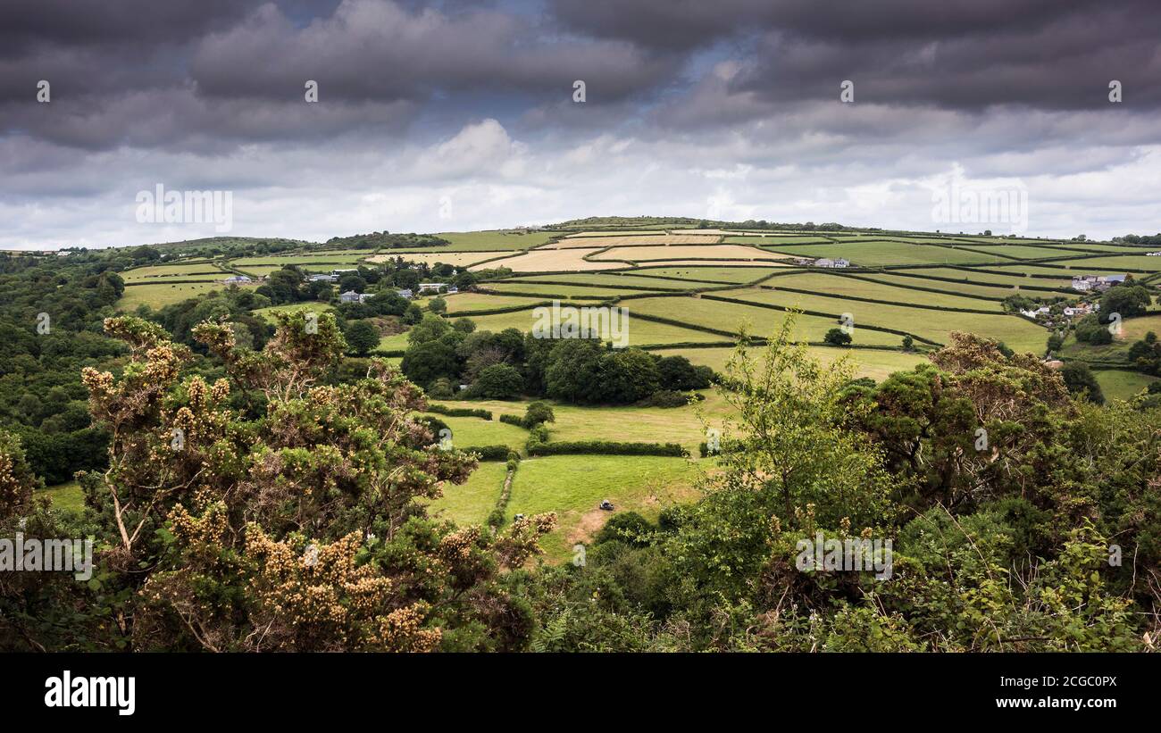 Ein Panorama eines Flickenteppichs von Feldern auf Ackerland in Cornwall. Stockfoto