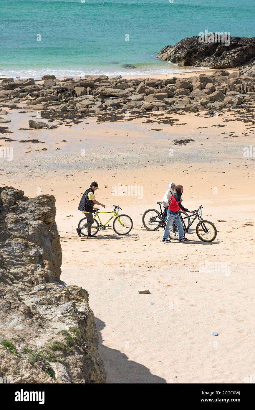 Teenager mit ihren Pushbikes am Strand von Little Fistral in Newquay in Cornwall. Stockfoto