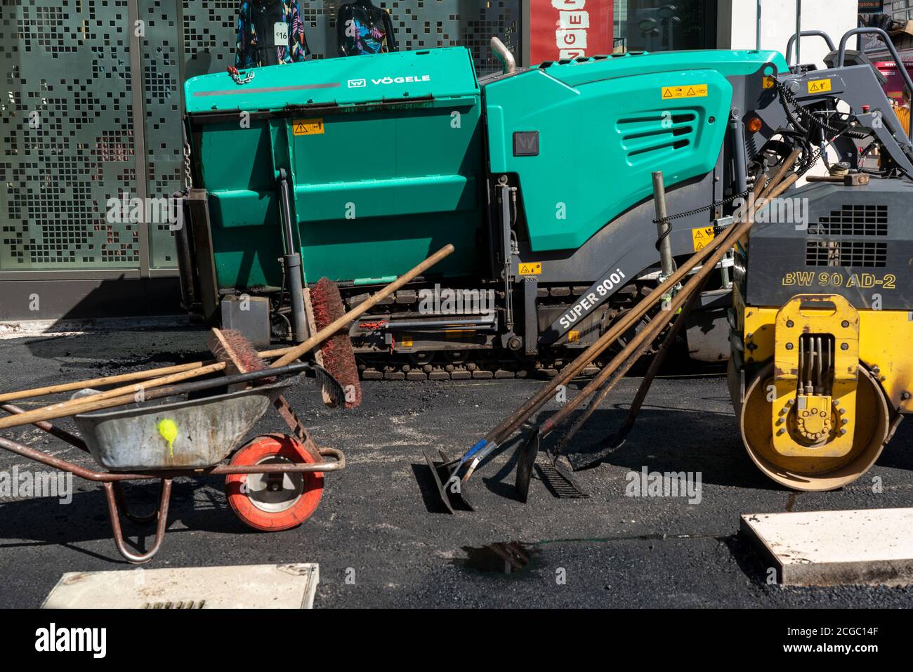 Straßenbau, Werkzeuge und Maschinen zum Asphaltieren einer Straße,  Düsseldorf, NRW, Deutschland Stockfotografie - Alamy