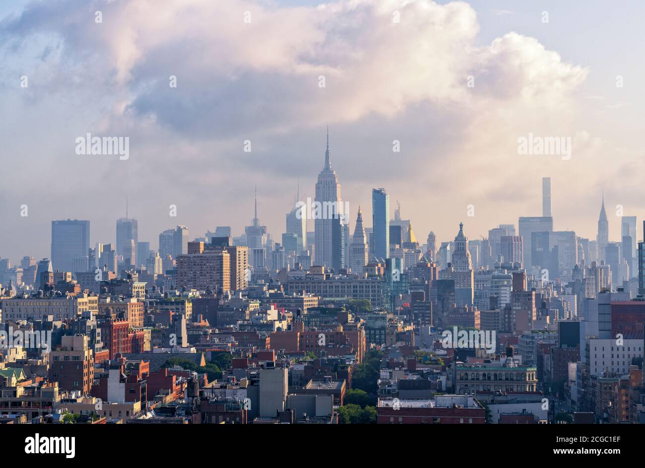 Eine Tagesaufnahme der berühmten Skyline von Manhattan mit Wohngebieten. Stockfoto