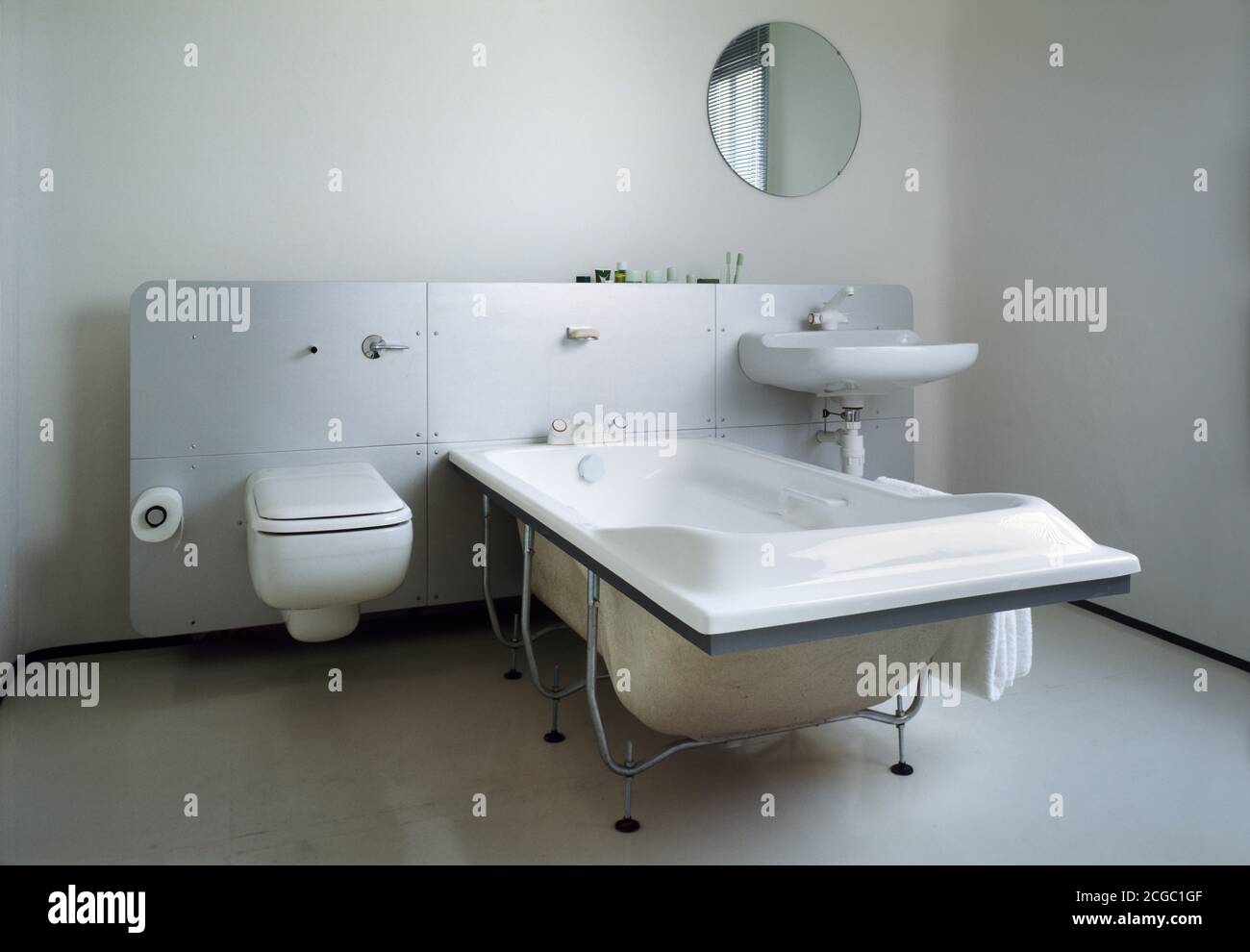 Innenansicht von Project 118 DS Flat, London, UK. Badezimmer mit Badewanne, Waschbecken und WC. Stockfoto