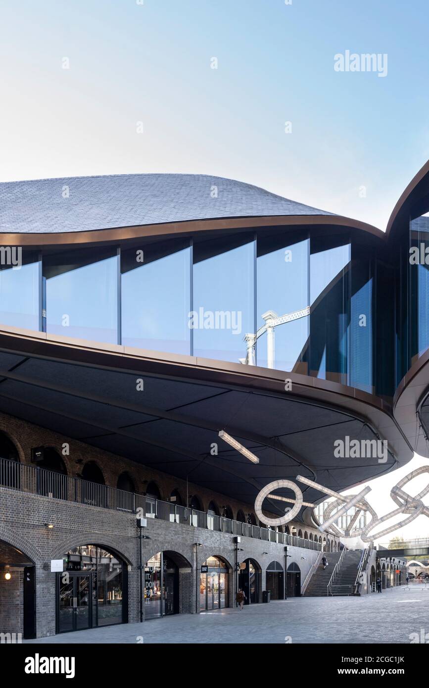 Coal Drops Yard by Heatherwick Studio ist ein Einzelhandelsviertel in London King's Cross, Großbritannien. Es wurde 2018 fertiggestellt und ist ein adaptives Wiederverwertungsprojekt ehemaliger Kohlelager. Stockfoto