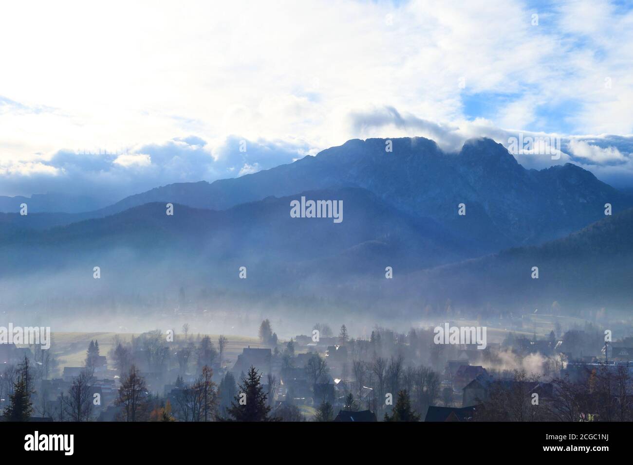 Morgen Herbst neblige Landschaft Blick auf Zakopane und Tatra Berge mit Giewont Gipfel. Stockfoto