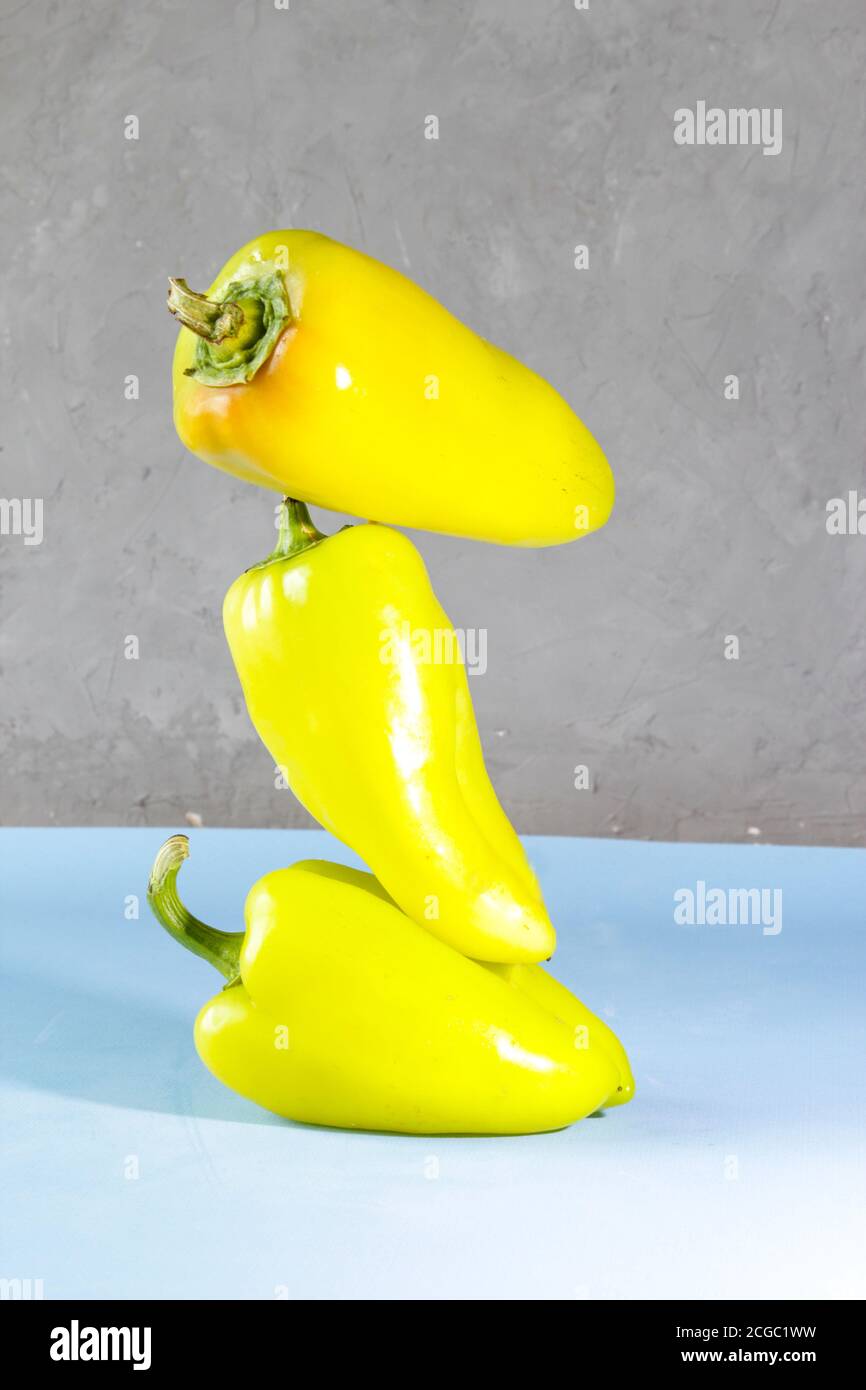 Frisches grünes Gemüse und auf dem Tisch. Gleichgewicht schwimmende Lebensmittel Gleichgewicht Stockfoto