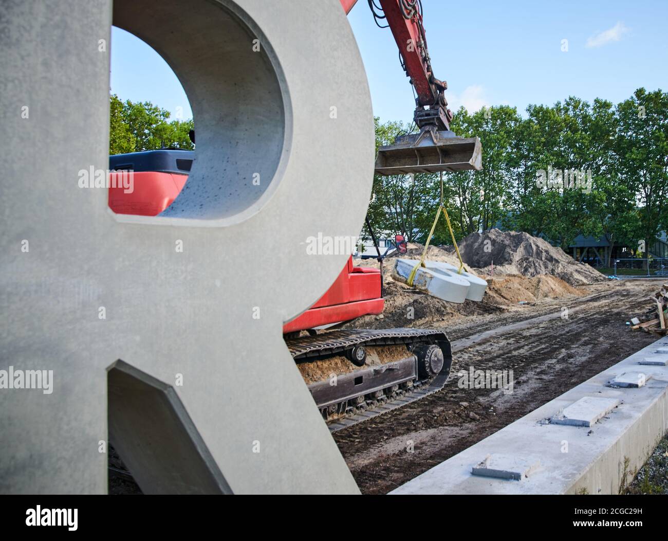 Berlin, Deutschland. September 2020. Das 'B', der Initialbrief der Beuth Hochschule für Technik, wird mit einem Kran transportiert. Ein Teil des 173 Tonnen schweren, 43 Meter langen Schriftzugs muss aufgrund der Bauarbeiten für das neue LABORGEBÄUDE WAL (Wedding Advanced Laboratories) Platz machen. Quelle: Annette Riedl/dpa/Alamy Live News Stockfoto