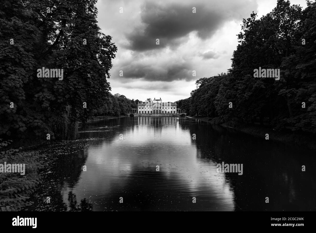 Lazienki Palast, auch bekannt als Palast auf dem Wasser, Warschau, Polen. Stockfoto