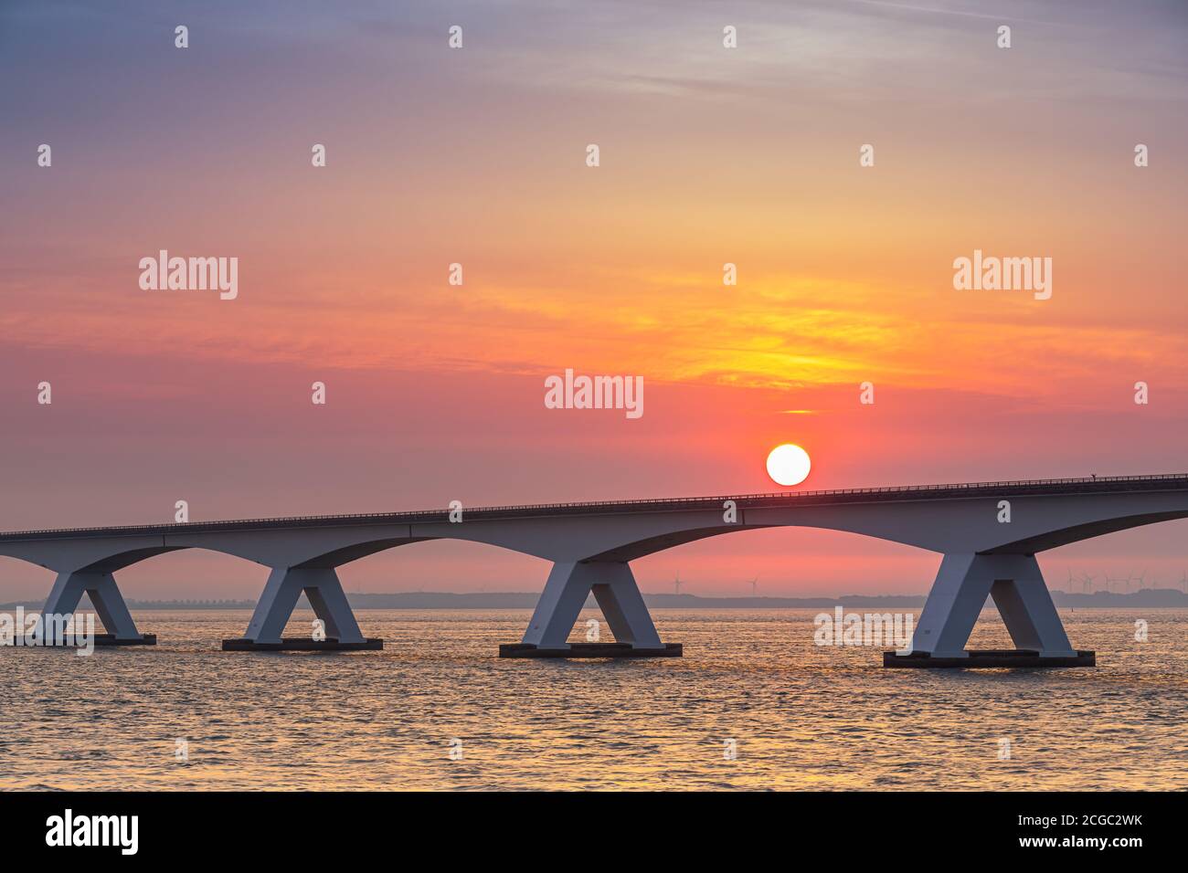 Zeeland-Brücke (Niederländisch: Zeelandbrug) ist die längste Brücke in den Niederlanden. Die Brücke überspannt die Oosterschelde-Mündung. Es verbindet die Inseln Stockfoto