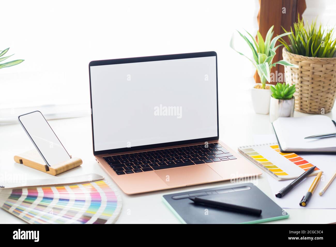 Laptop und Telefon im Grafikdesigner-Arbeitsbereich Stockfoto