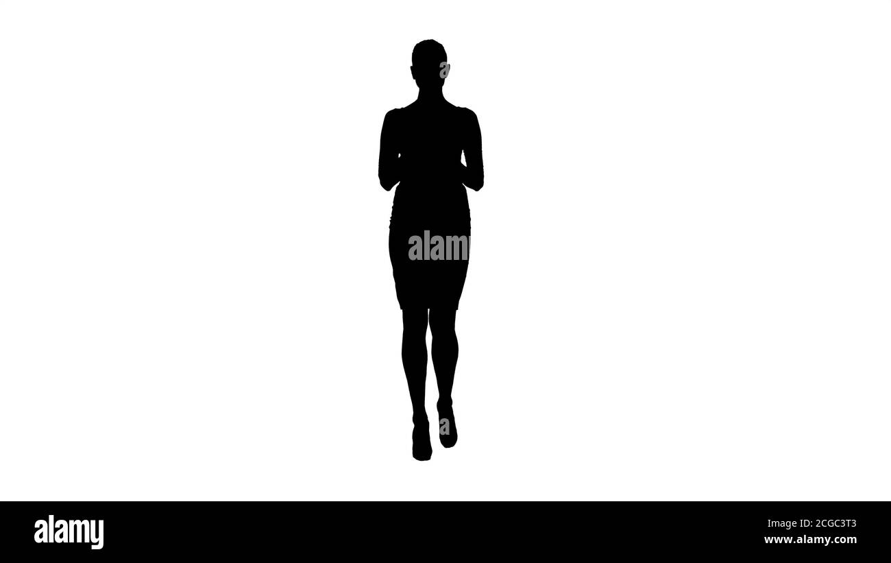 Silhouette Junge Frau macht Notizen beim Gehen. Stockfoto