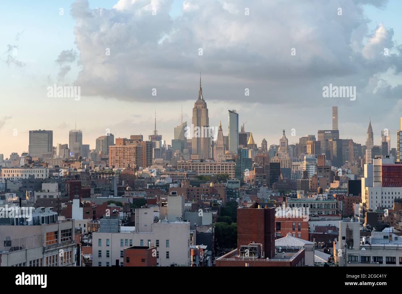 Manhattans ikonische Skyline und Wohnblocks im Vordergrund, New York, USA. Stockfoto