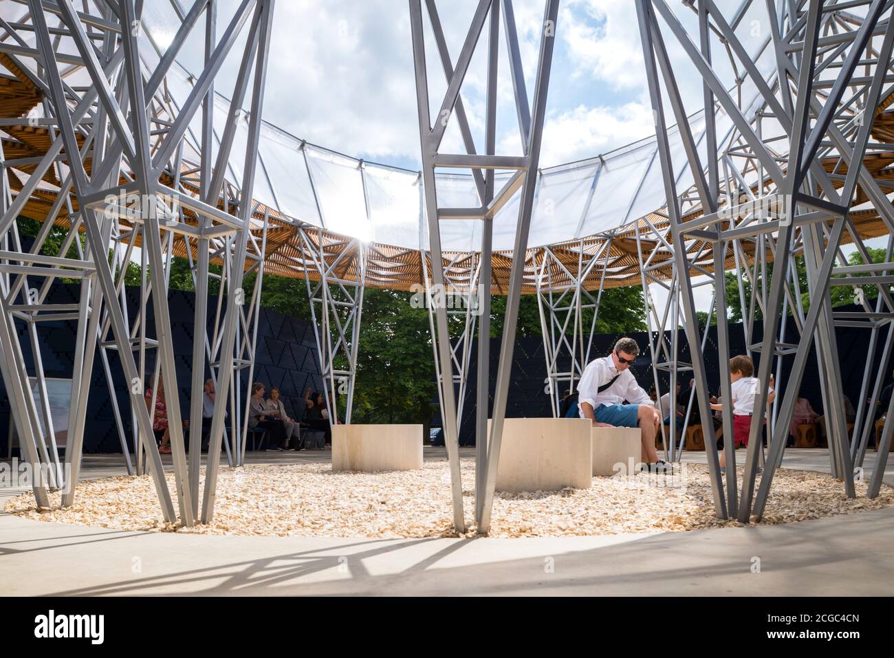Der 2017 Serpentine Pavillon, eine temporäre Struktur aus Holz, in dunkelblauen und natürlichen Farben, organische Formen mit zentralen Innenhof. Stockfoto