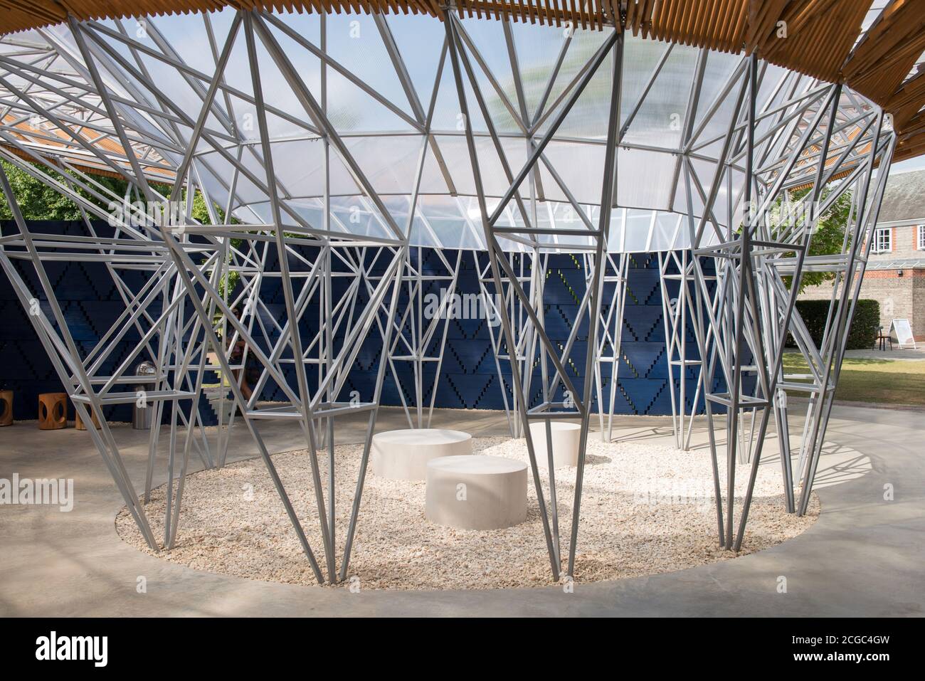Der 2017 Serpentine Pavillon, eine temporäre Struktur aus Holz, in dunkelblauen und natürlichen Farben, organische Formen mit zentralen Innenhof. Stockfoto