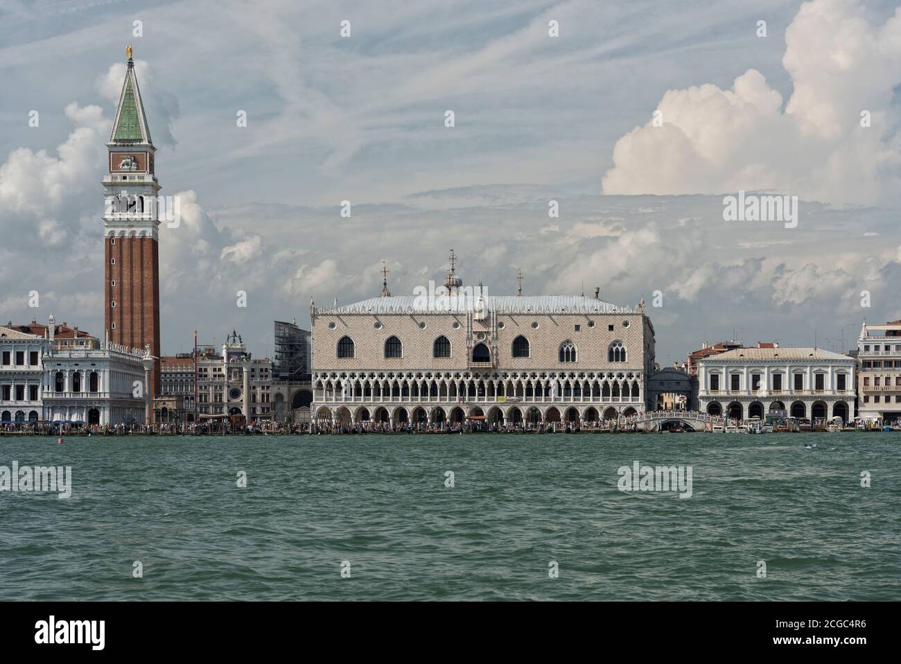 Dogenpalast, Markusplatz Campanile und andere lokale Volksgebäude an der Wasserfront gegenüber der Lagune von Venedig. Stockfoto Dogenpalast, Markusplatz Campanile und andere lokale Volksgebäude an der Wasserfront gegenüber der Lagune von Venedig. Stockfoto