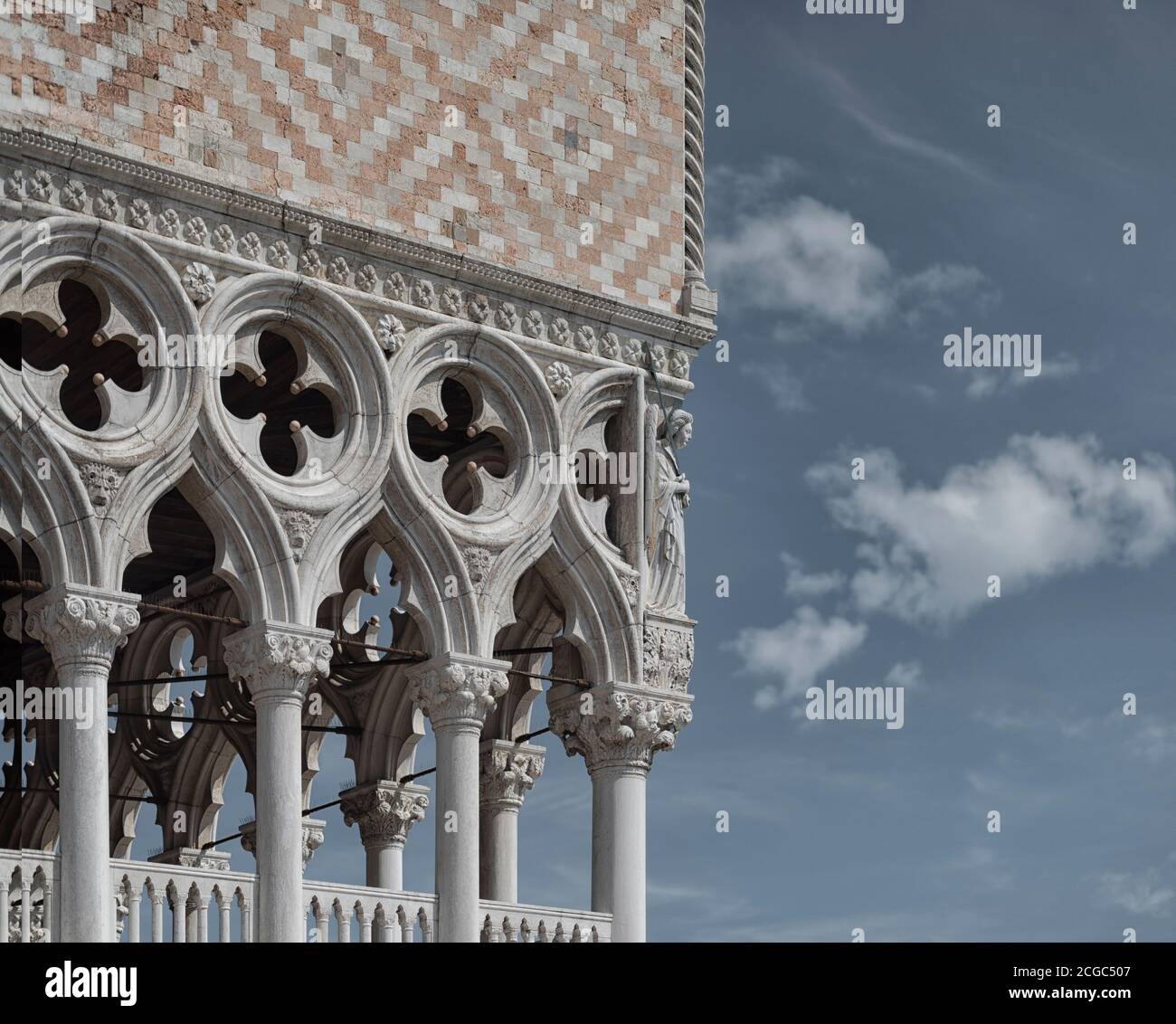 Detail der gotischen Fassade des Dogenpalastes in Venedig, Venetien, Italien. Stockfoto