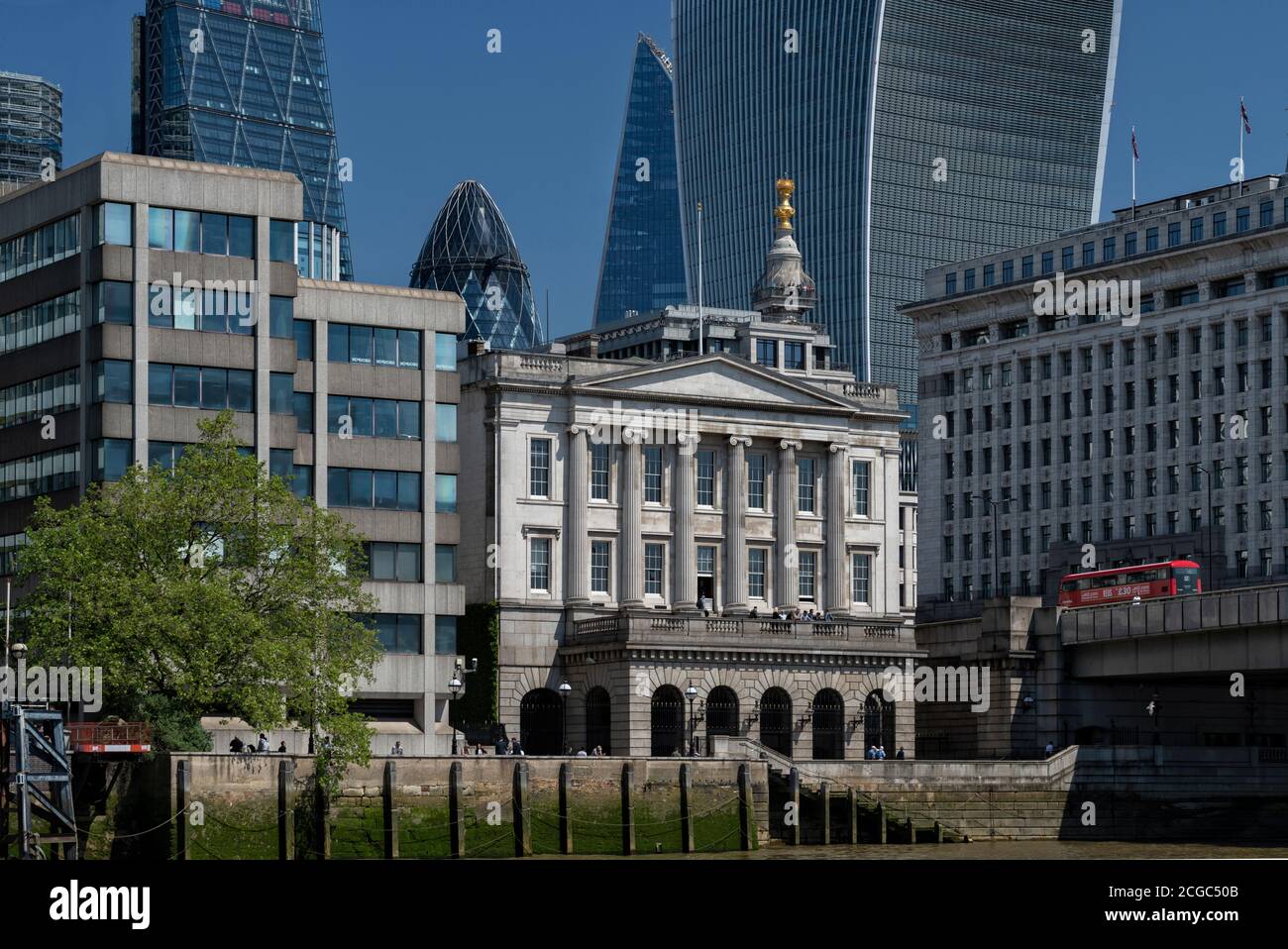 Eine Aufnahme von zeitgenössischen Gebäuden aus der Themse, darunter der Gherkin im Hintergrund, mit der Fishmonger's Hall im Vordergrund am Flussufer, London Bridge, 1834. Stockfoto