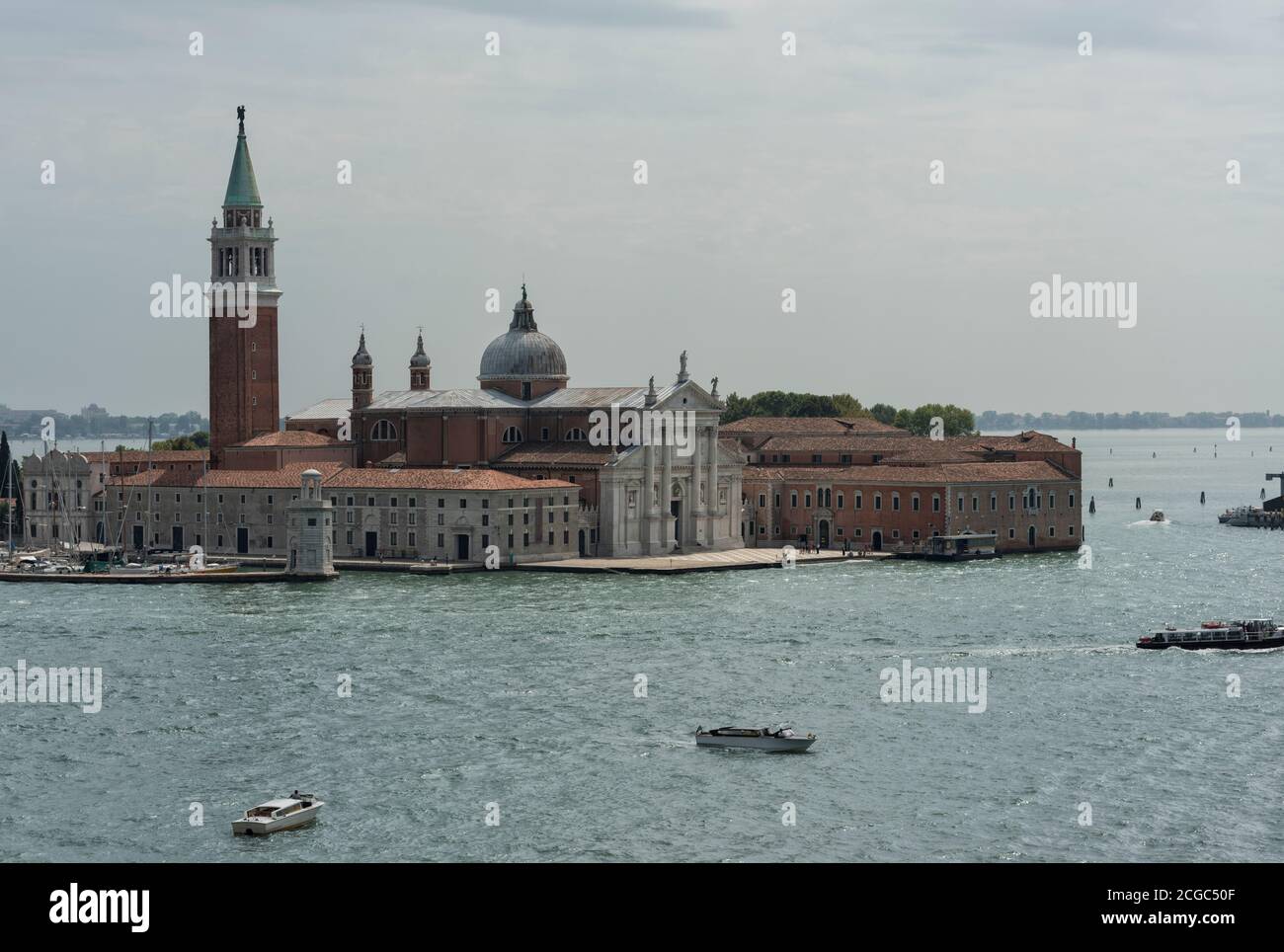 Dogenpalast von San Giorgio Maggiore von der anderen Seite der Lagune, Venedig, Italien. Basilika fertiggestellt 1610. Stockfoto