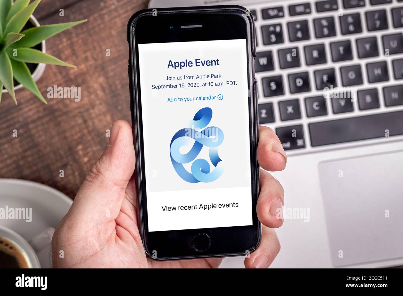 Antalya / Türkei - September 10 2020: Hände halten iPhone mit Apple Special Event Logo 2020 auf dem Bildschirm. Stockfoto