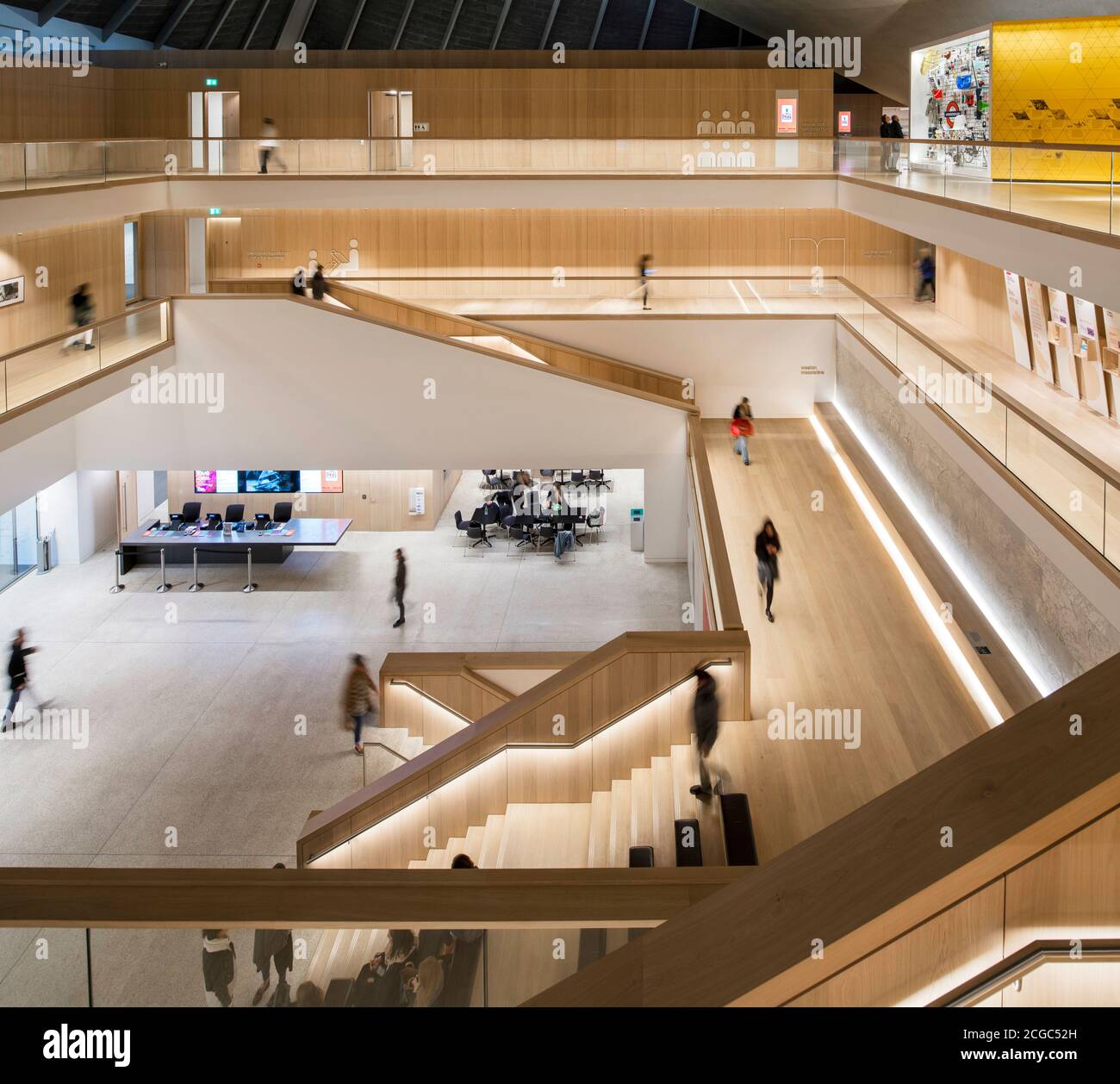 The Design Museum, London, Innenansicht, Menschen auf Treppen und Gehwegen, zentrales Atrium und schräge Dächer Stockfoto