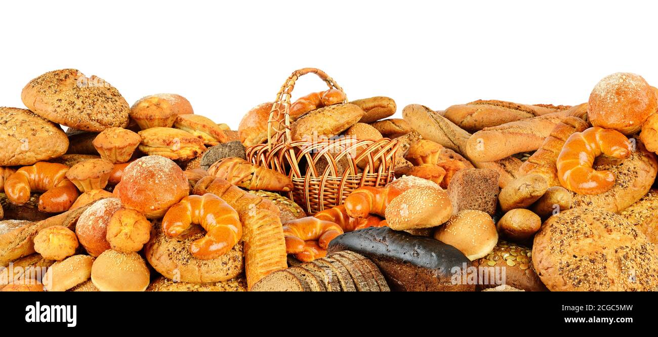Große Stapel Brot Produkte vor weißem Hintergrund isoliert Stockfoto