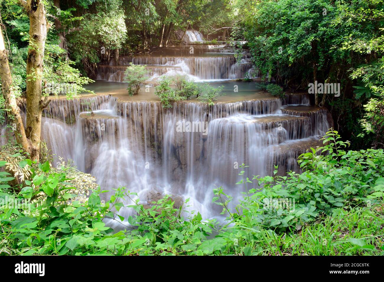 Schöne Landschaft von immergrünen Wald und Wasserfall für erfrischend und entspannend. Hintergrund des Huaymaekamin Wasserfalls in Kanchanaburi, Thailand. Stockfoto