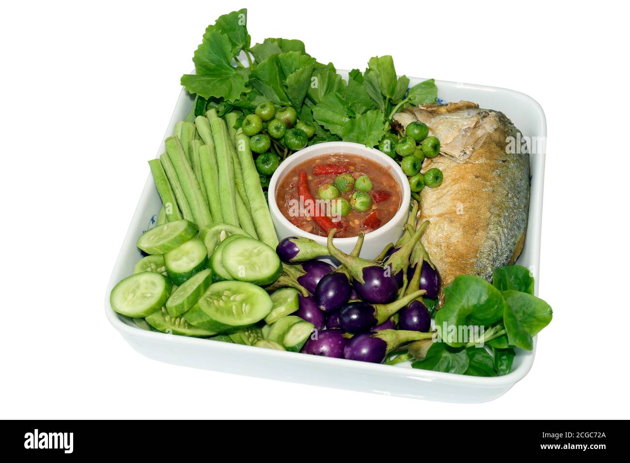 Thailändische Küche 'dip mit Garnelenpaste und Chili mit gebratenen Makrelen' oder 'Naam Prig GAPI Pla Too' auf Thai. Serviert mit vielen Arten von frischem Gemüse und Stockfoto