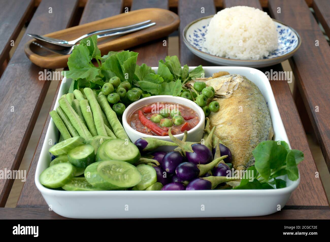Thailändische Küche 'dip mit Garnelenpaste und Chili mit gebratenen Makrelen' oder 'Naam Prig GAPI Pla Too' auf Thai. Serviert mit vielen Arten von frischem Gemüse und Stockfoto