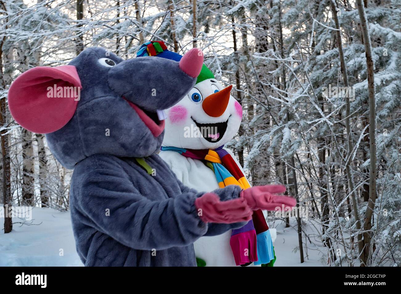 Animatoren in Textil Maus und Schneemann Kostüm. Stockfoto