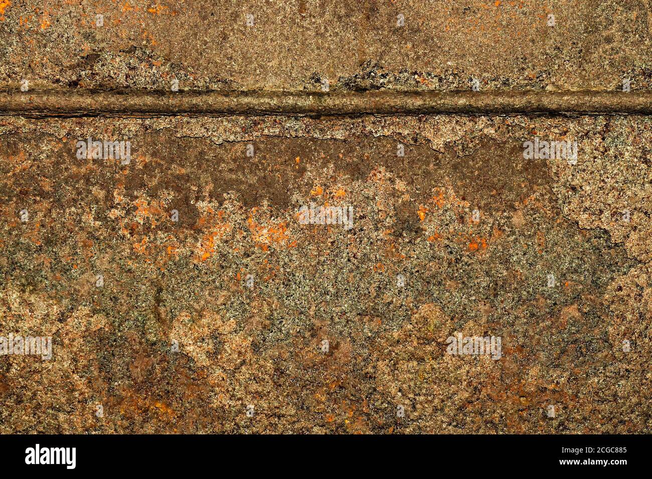 Fragment eines markanten Metallbleches mit einer Schweißnaht. Struktureller Hintergrund. Stockfoto