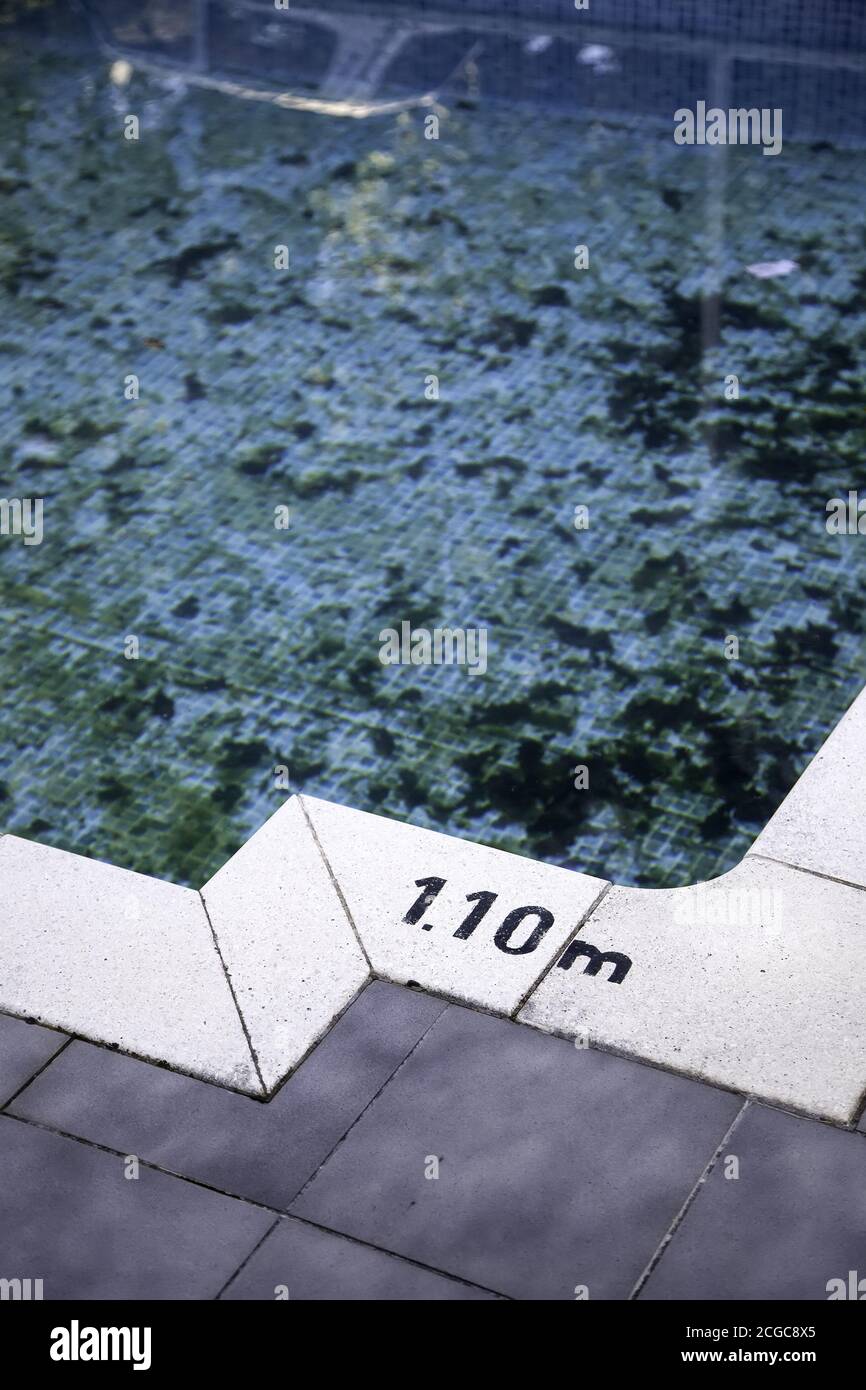 Schmutziger Pool mit Blättern in Urbanisierung, Reinigung und Desinfektion Stockfoto