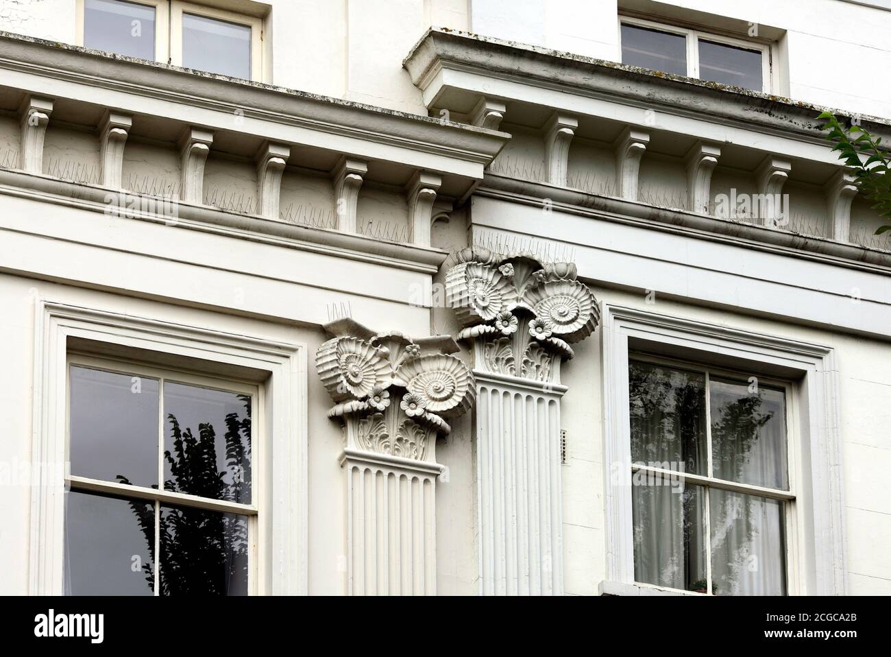 Ammonite Hauptstädte auf angrenzenden Häusern, von Architekt Amon Henry Wilds, Montpelier Road, Brighton. Stockfoto