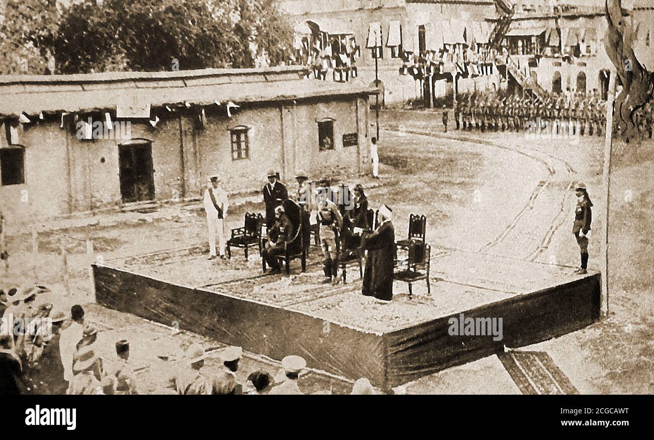 1920 - die Thronbesteigung von Jeisal al Hussain (König Feisal I) des Irak (Mesopotamien) König des Arabischen Königreichs Syrien oder Groß-Syrien im Jahr 1920. Auch bekannt als Fayṣal al-Awwal ibn al-Ḥusayn ibn ‘Alī al-Hāshimī(1883-1933). Faisal förderte die Einheit zwischen sunnitischen und schiitischen Muslimen und förderte Loyalität und Panarabismus, um einen arabischen Staat zu schaffen, der den Irak, Syrien und den Rest des fruchtbaren Halbmonds (ein Gebiet, das Irak, Syrien, Libanon, Israel, Palästina, Jordanien, Ägypten, südöstlich der Türkei, dem westlichen Iran und möglicherweise Zypern umfasst (Genannt die Wiege der Zivilisation). Stockfoto