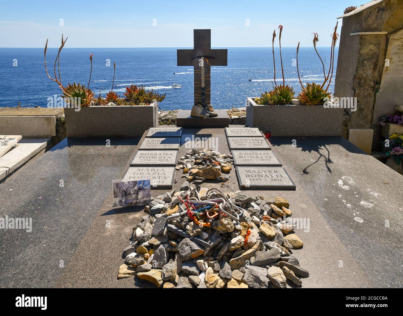 Das Grab des berühmten Bergsteigers Walter Bonatti (1930-2011) auf dem Friedhof mit Blick auf das Meer, Porto Venere, La Spezia, Ligurien, Italien Stockfoto