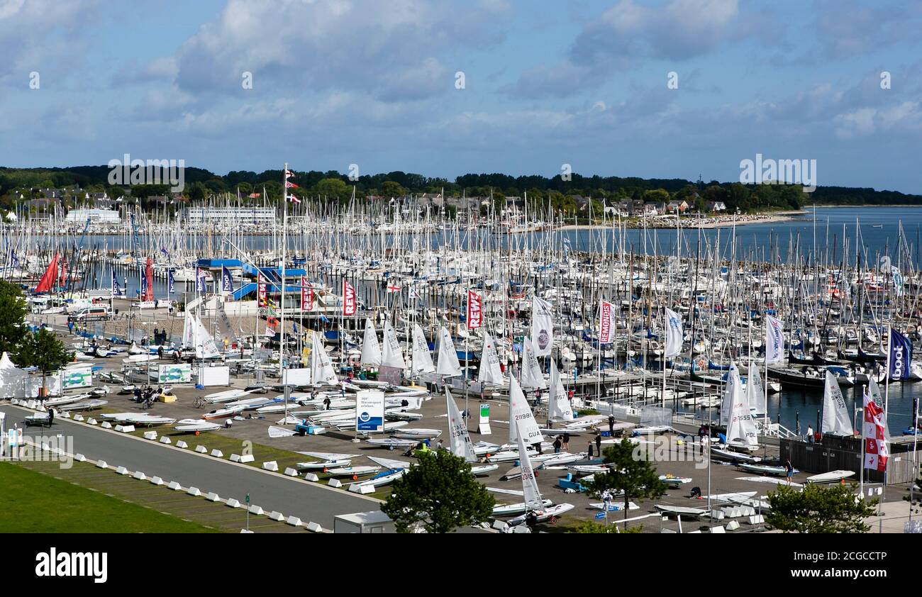 Kiel, Deutschland. September 2020. Segelboote werden auf dem Hafenschürze in Kiel-Schilksee vertäut. Die Rennen in den olympischen Disziplinen starten am 10. September 2020. Die Kieler Woche gilt als das größte Segelevent der Welt und endet am 13.09.2020. Kredit: Frank Molter/dpa/Alamy Live Nachrichten Stockfoto