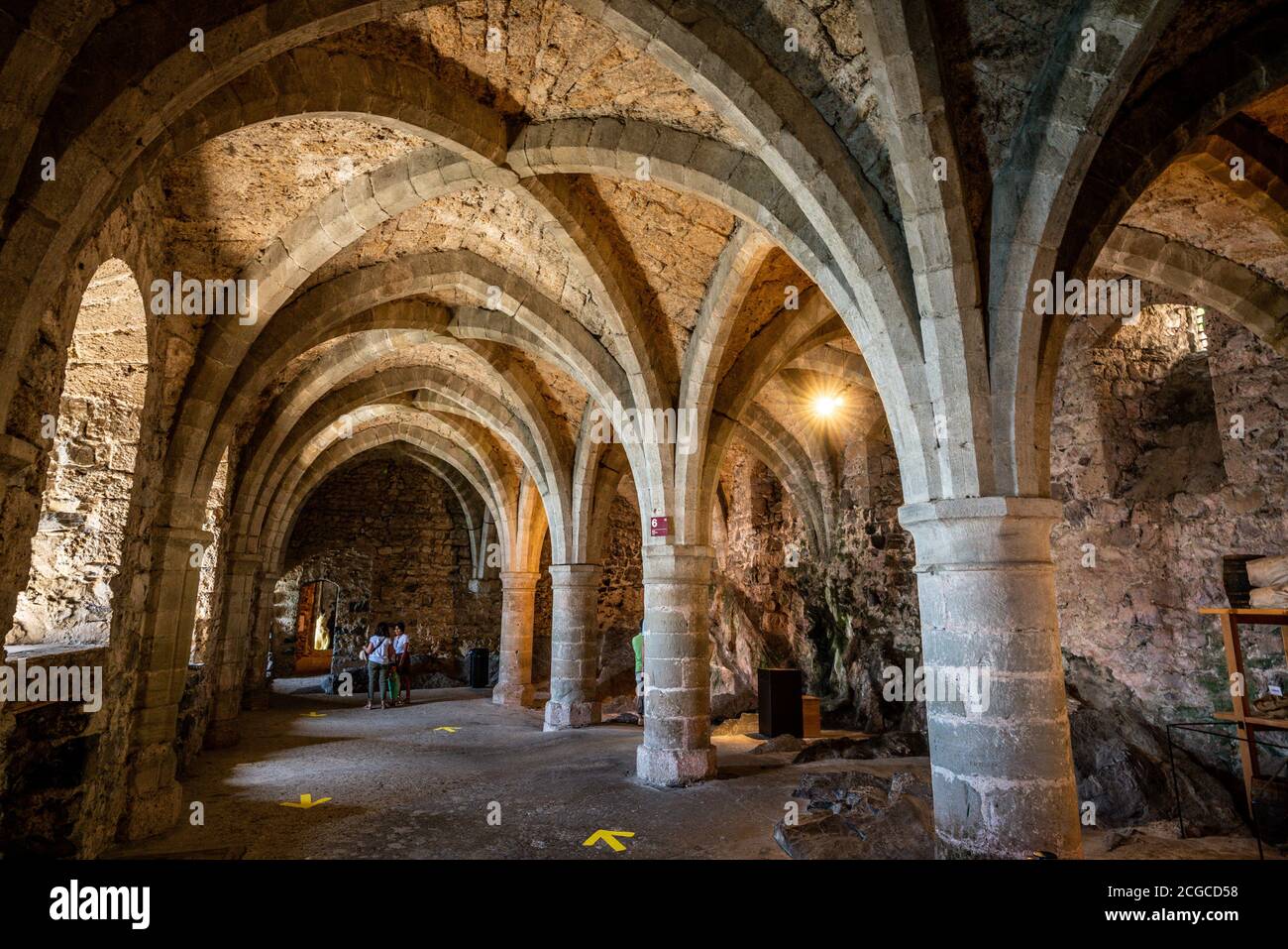 Veytaux Schweiz, 4. Juli 2020 : Gewölbe gotischer Kerker im Untergrund von Schloss Chillon Schweiz Stockfoto