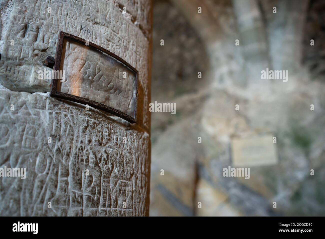 Veytaux Schweiz, 4. Juli 2020 : 200 Jahre alte geschnitzte Unterschrift des englischen Schriftstellers Lord Byron im Kerker des Schlosses Chillon in der Schweiz Stockfoto Veytaux Schweiz, 4. Juli 2020 : 200 Jahre alte geschnitzte Unterschrift des englischen Schriftstellers Lord Byron im Kerker des Schlosses Chillon in der Schweiz Stockfoto