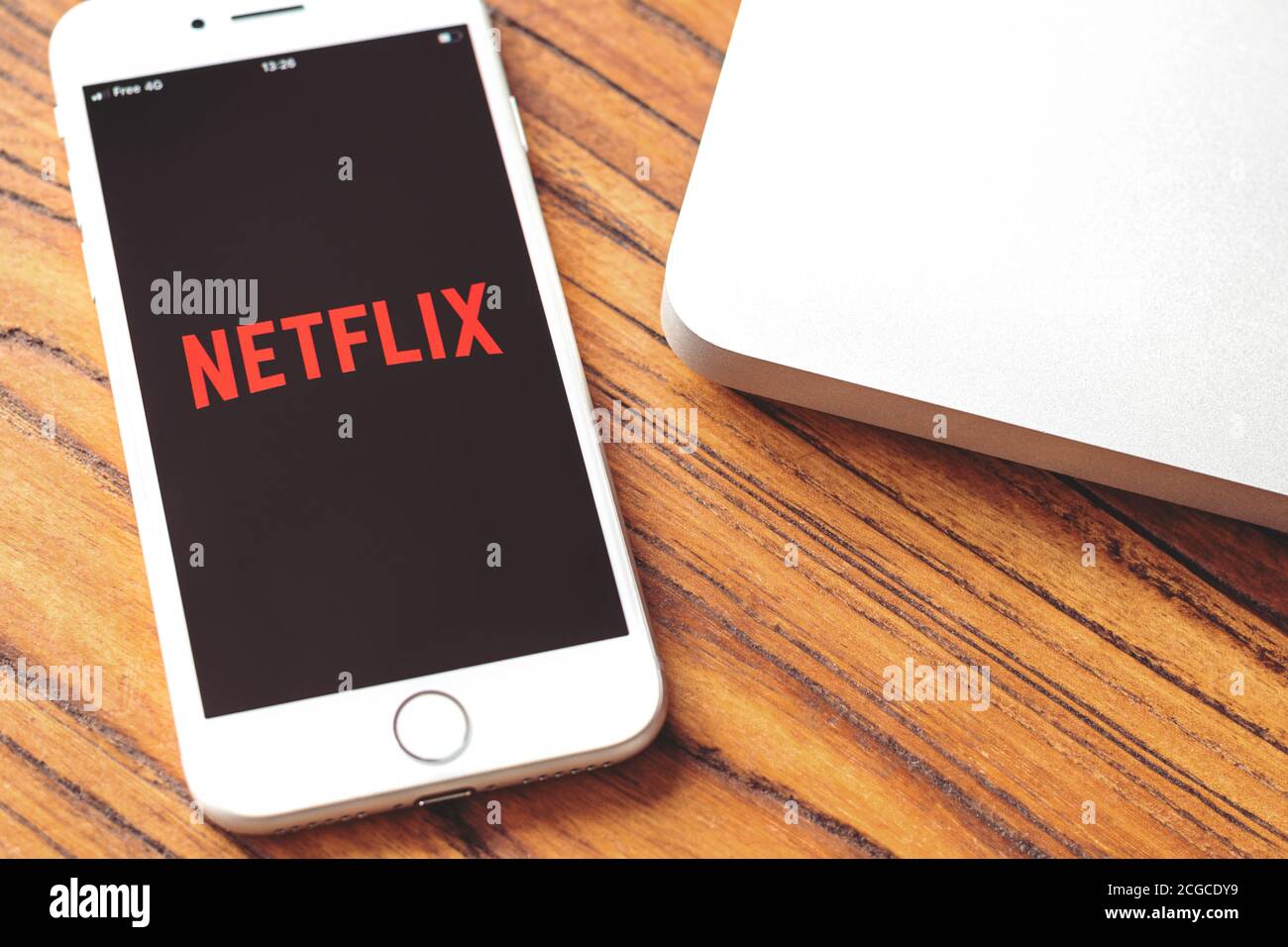 Guilherand-Granges, Frankreich - 04. November 2019. Apple iPhone 8 mit Media Service Provider App-Logo: Netflix. Stockfoto