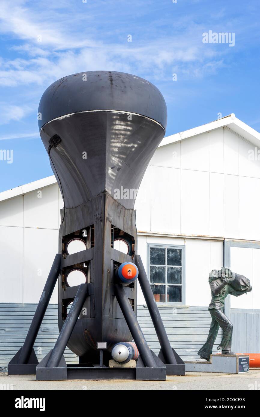 Fremantle, Western Australia - August, 2020: HMAS OXLEY Submarine Bogenabschnitt und Bronzeskulptur des Australian Sailor Monument auf blau und bewölkt sk Stockfoto