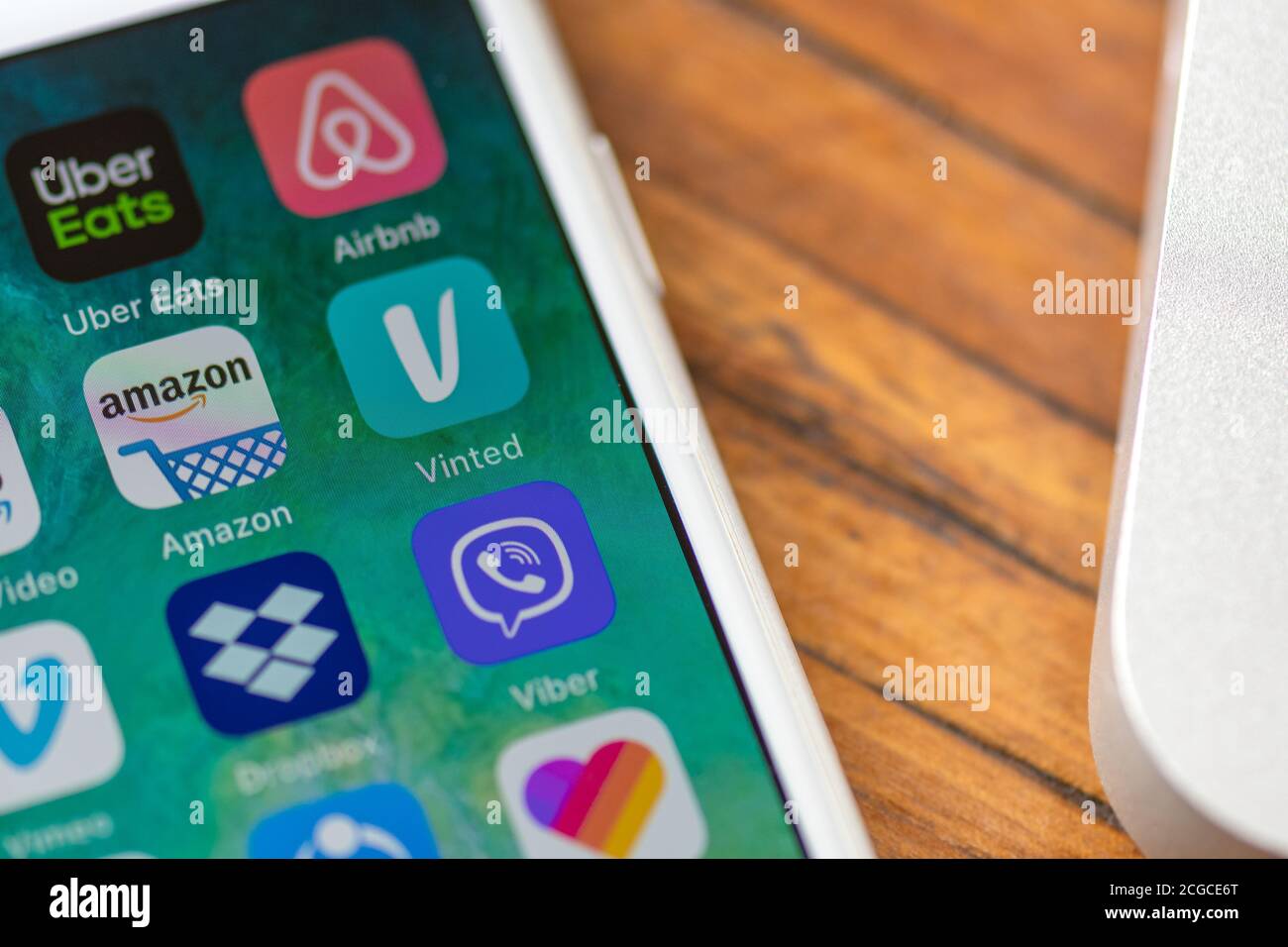 Guilherand-Granges, Frankreich - 04. November 2019. Apple iPhone 8 mit einigen der beliebtesten App-Plattform-Logos: Uber Eats, Airbnb, Amazon, Vinted, VI Stockfoto