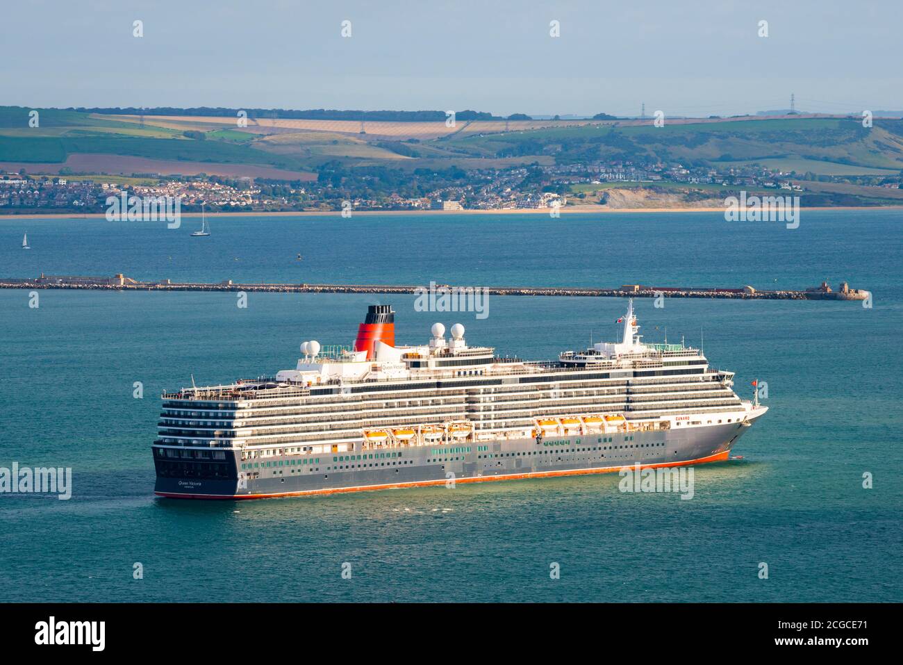 Portland, Dorset, Großbritannien. September 2020. Das leere Cunard Kreuzfahrtschiff Queen Victoria vor Anker im Hafen von Portland in Dorset während der Kreuzfahrt-Abschaltung wegen Covid-19. Bild: Graham Hunt/Alamy Live News Stockfoto