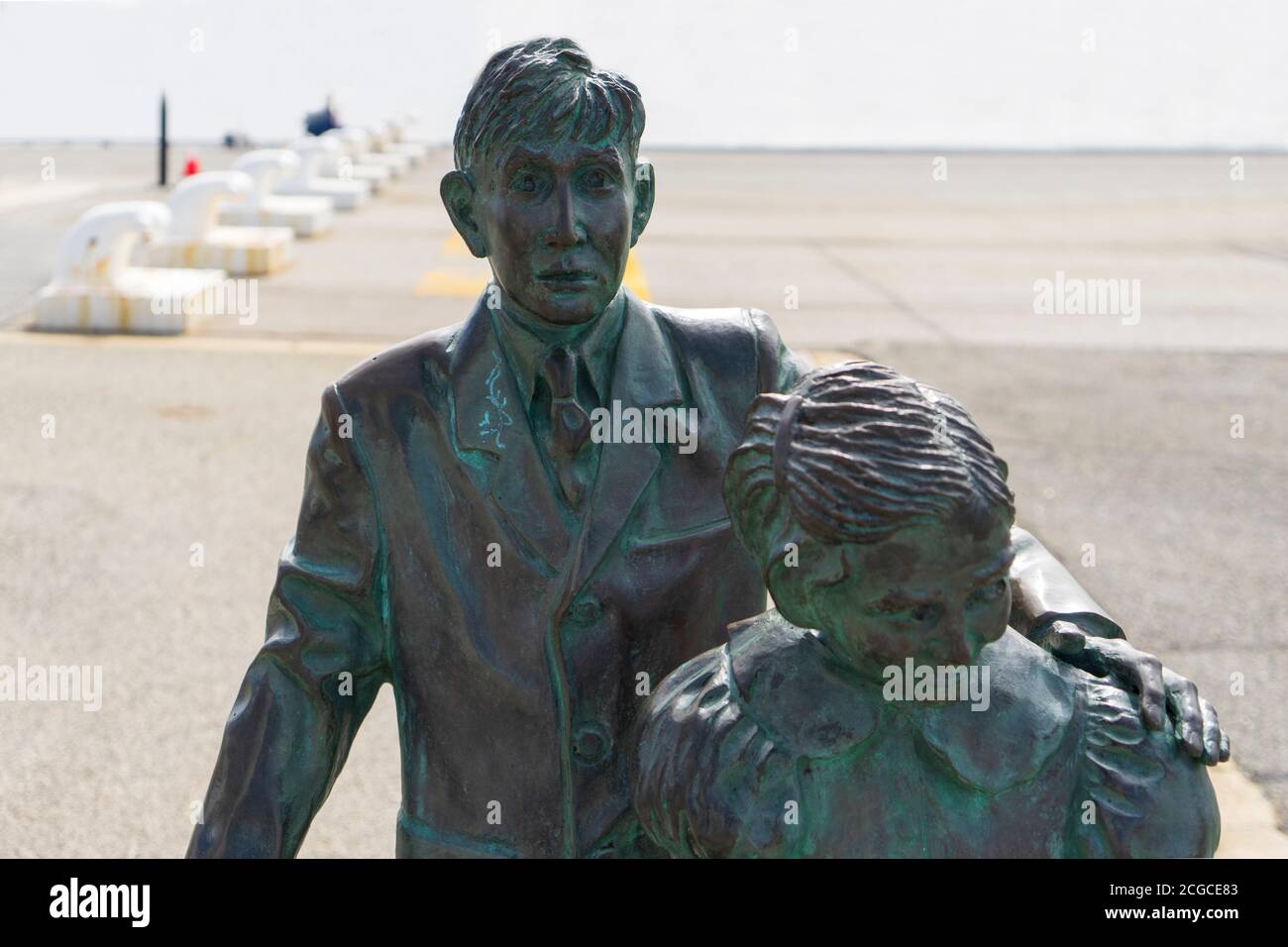 Fremantle, Westaustralien - August 2020: Bronze Kindermigrantendenkmal im Hafen von Femantle. Nahaufnahme der Bronzeskulptur für Jungen und Mädchen. Diese m Stockfoto