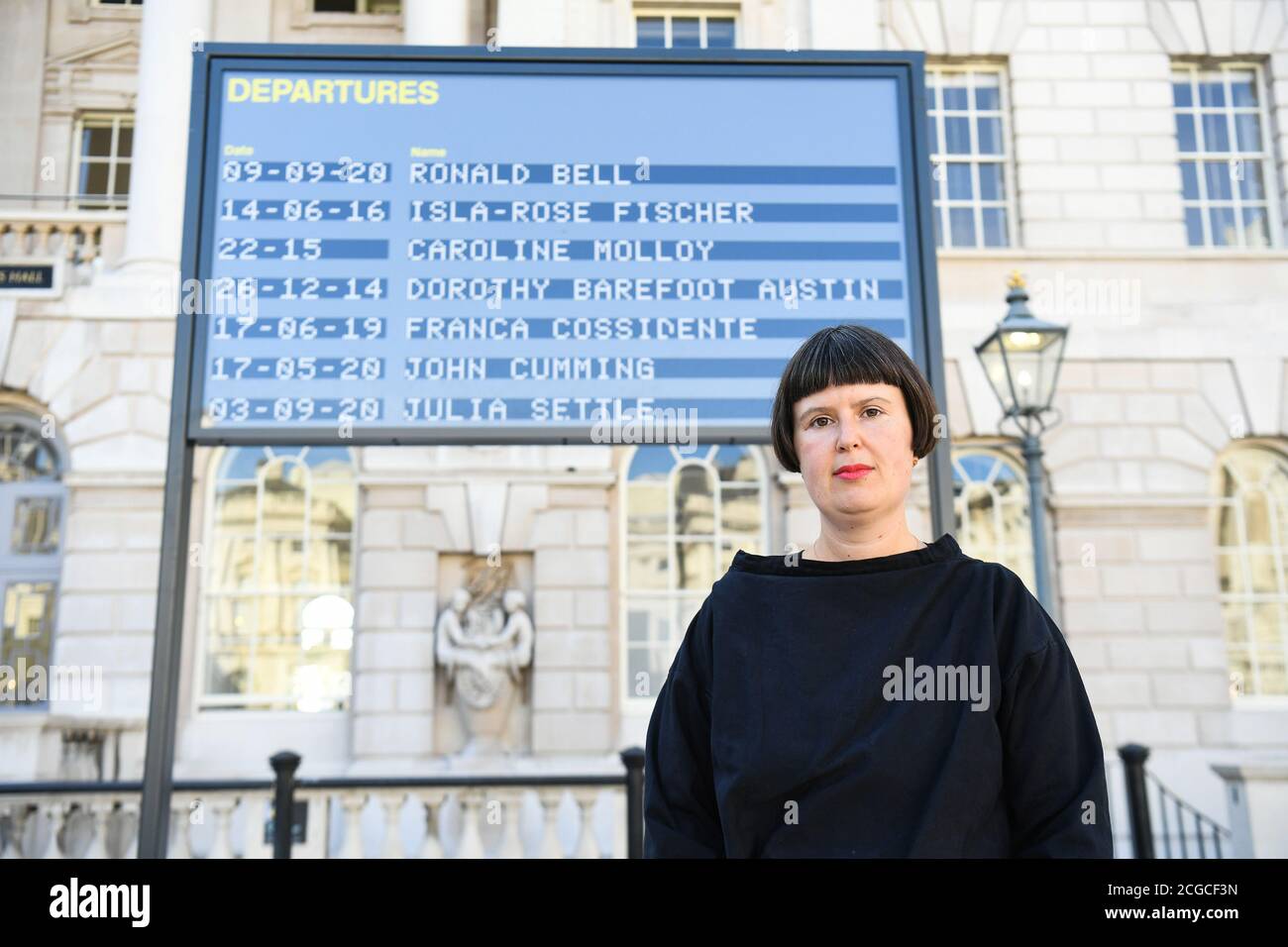 Die Künstlerin Davina Drummond steht neben ihrer Ausstellung Arrivals and Departures, einer interaktiven Installation im Innenhof des Somerset House, London, die die Öffentlichkeit dazu einlädt, zu benennen, wen sie in einem öffentlichen Kunstwerk in Erinnerung bringen möchte. Stockfoto