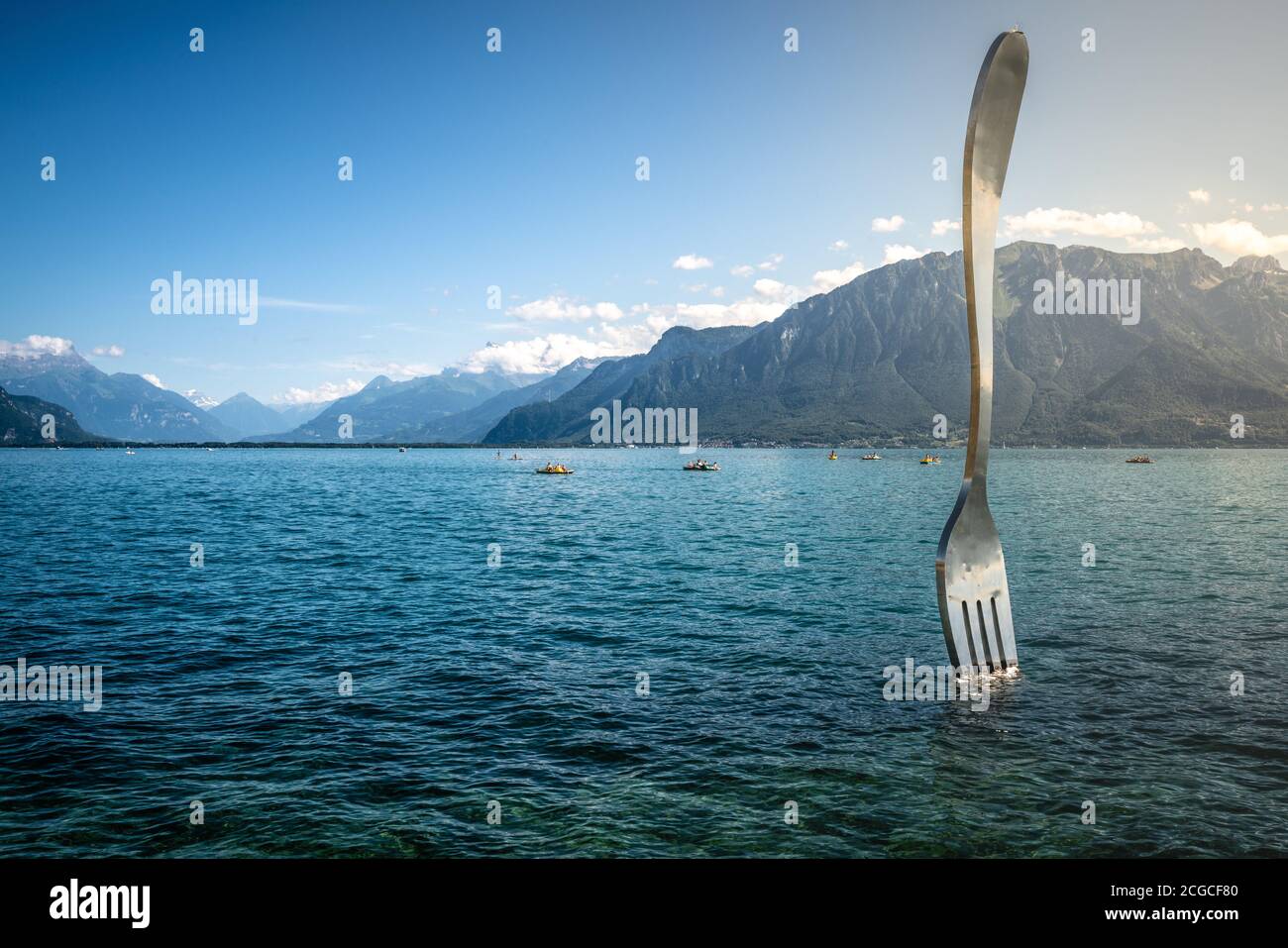 Vevey Schweiz , 4. Juli 2020 : La Fourchette oder die Gabel die weltweit größte Gabel von Künstler Jean-Pierre Zaugg in der Mitte des Genfer Sees und dramatische l Stockfoto