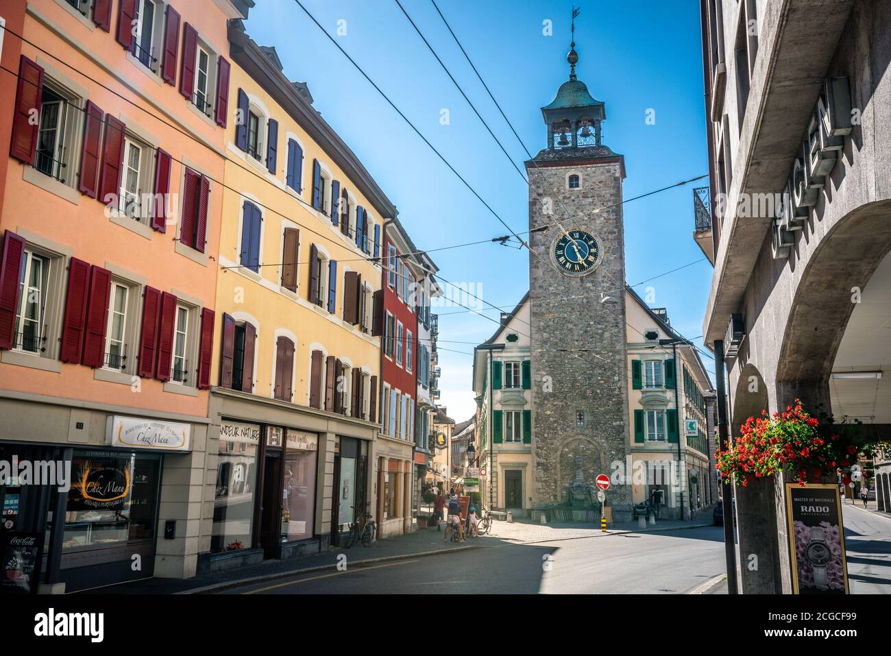 Vevey Schweiz , 4. Juli 2020 : Vevey Blick auf die Straße mit alten bunten Gebäuden und Uhrturm in der Altstadt von Vevey Waadt Schweiz Stockfoto
