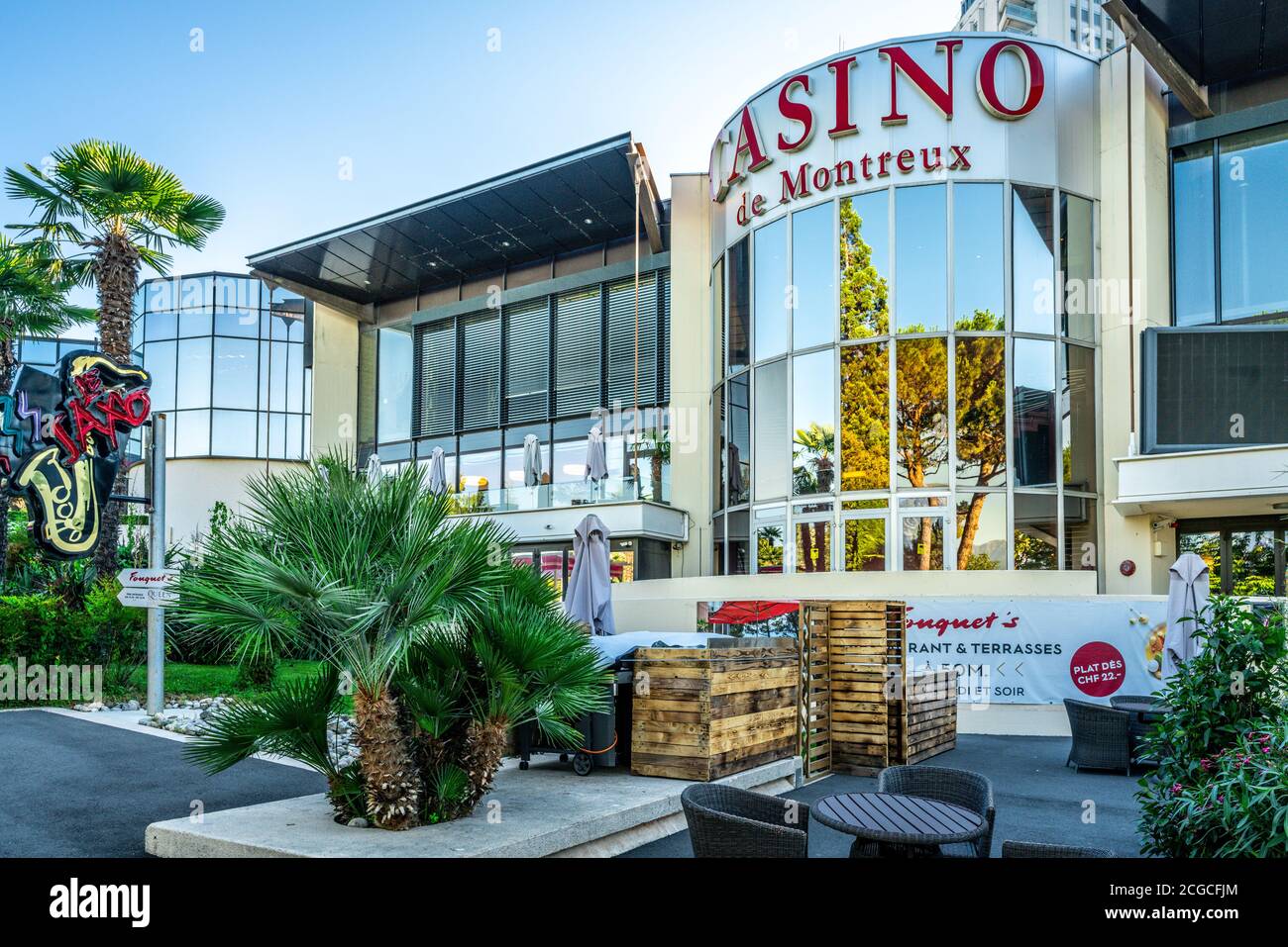 Montreux Schweiz , 5. Juli 2020 : Außenansicht des Gebäudes des Spielcasinos Montreux Barriere in der Waadtländer Schweiz Stockfoto Montreux Schweiz , 5. Juli 2020 : Außenansicht des Gebäudes des Spielcasinos Montreux Barriere in der Waadtländer Schweiz Stockfoto