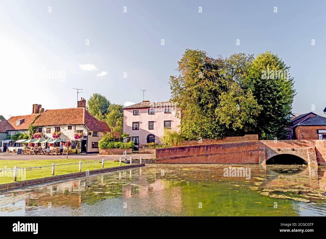 Dorfanger in Finchingfiel, Essex mit St.-Johannes Kirche Stockfoto