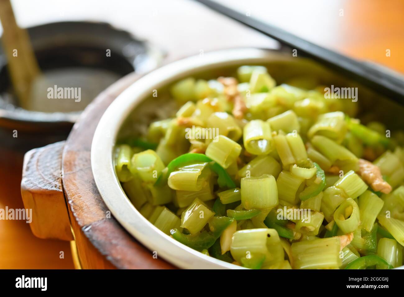 Seitenansicht Fast Food von gebratenem Schweinefleisch mit Wasser Spinat Oder Sumpfkohl mit Suppe Stockfoto